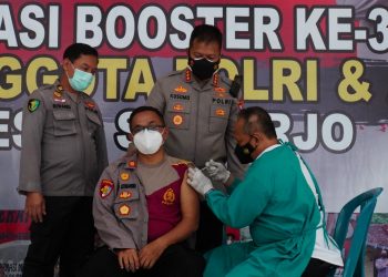 Hadapi Varian Omicron, Polisi Sidoarjo di Vaksin Booster