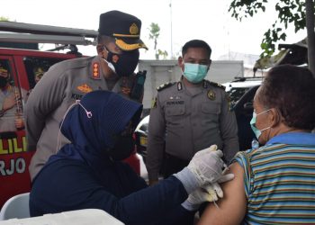 Cegah Omicron, Pamor Keris Sidoarjo Edukasi Prokes dan Vaksinasi di Mlirip