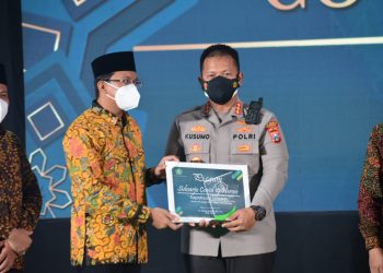 HUT Sidoarjo ke-163, Kapolresta Kombes Pol Kusumo Wahyu Bintoro Raih Vaccine Heroes