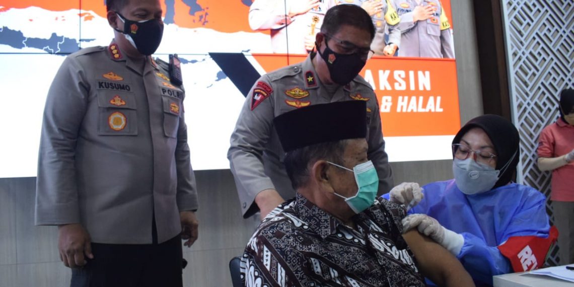 Wakapolda Jatim Tinjau Vaksinasi Lansia di Polresta Sidoarjo