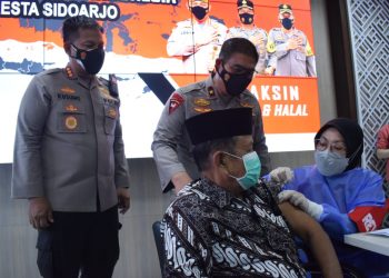 Wakapolda Jatim Tinjau Vaksinasi Lansia di Polresta Sidoarjo