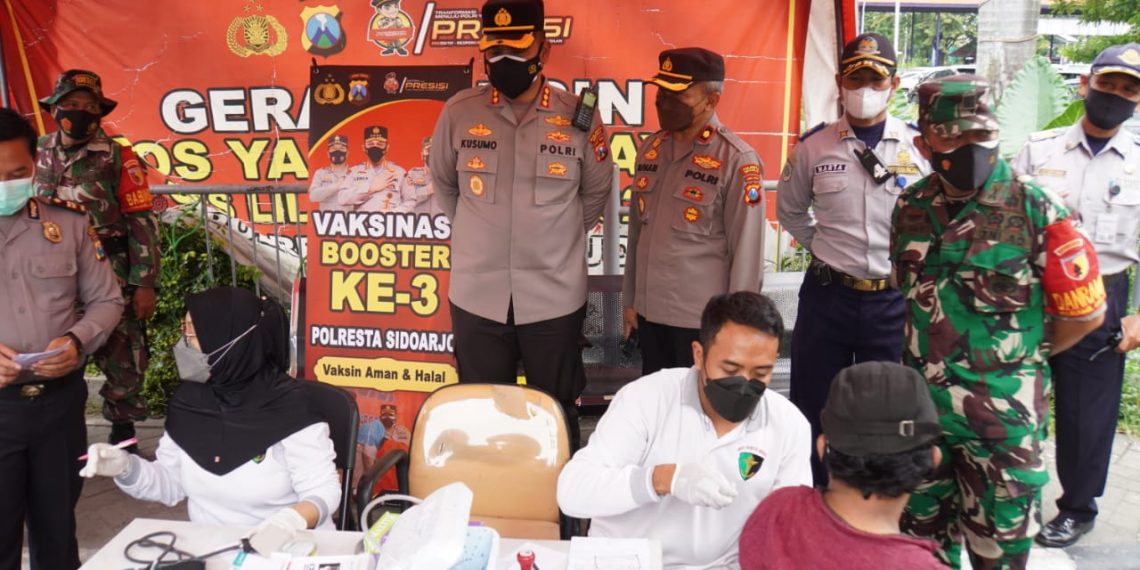 Polresta Sidoarjo Vaksinasi Booster Awak dan Penumpang Bus Terminal Purabaya Bungurasih
