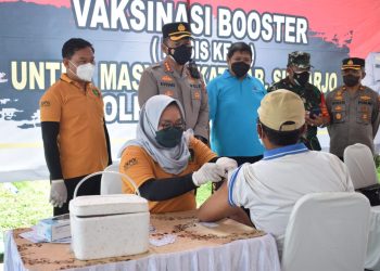 Libur Panjang, Polresta Sidoarjo Genjot Vaksinasi Booster di Perumahan