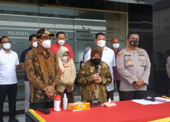 Mensos Risma Minta Polisi Hukum Berat Bapak Rantai dan Perkosa Anak Tiri Hingga Hamil