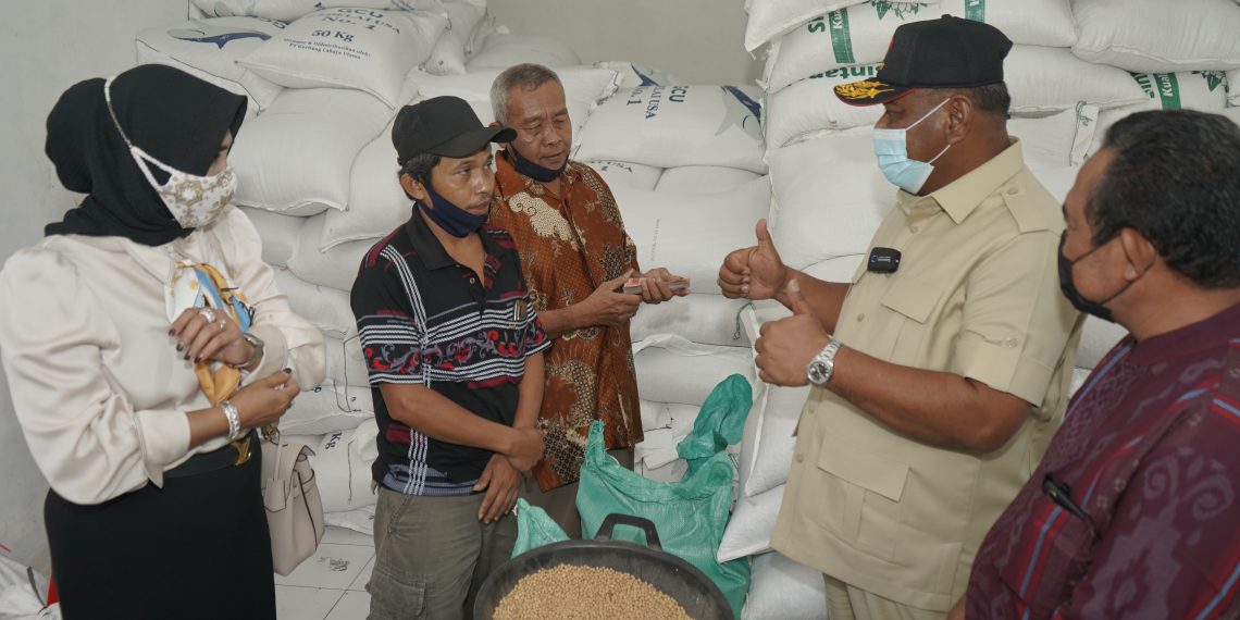 Ini Yang Dilakukan Anggota DPR RI Rahmat Muhajirin Bantu Pengrajin Tempe Berjualan Lagi