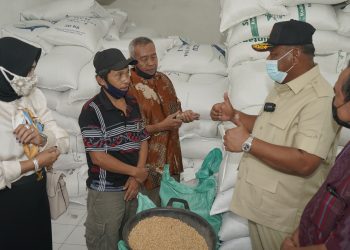Ini Yang Dilakukan Anggota DPR RI Rahmat Muhajirin Bantu Pengrajin Tempe Berjualan Lagi