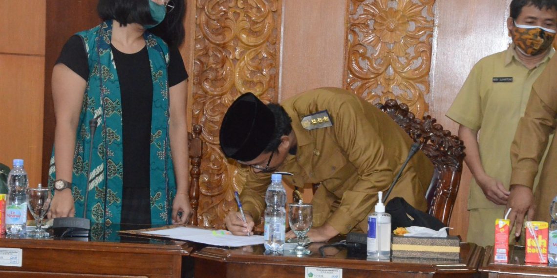 Bupati Gus Muhdlor Teken MoU Pengelolaan Parkir PT ISS Rp 32,09 Miliar