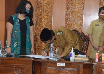 Bupati Gus Muhdlor Teken MoU Pengelolaan Parkir PT ISS Rp 32,09 Miliar