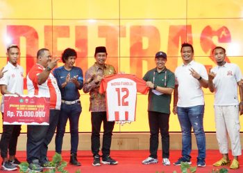 Naik Liga 2, Bupati Gus Muhdlor Beri Bonus Rp150 Juta ke Deltras FC
