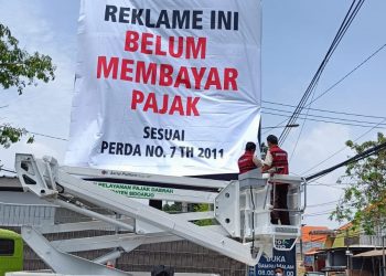 Nunggak Pajak, BPPD Sidoarjo Tutup Tiga Reklame di Sukodono