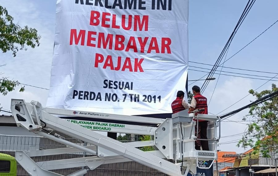 Nunggak Pajak, BPPD Sidoarjo Tutup Tiga Reklame di Sukodono