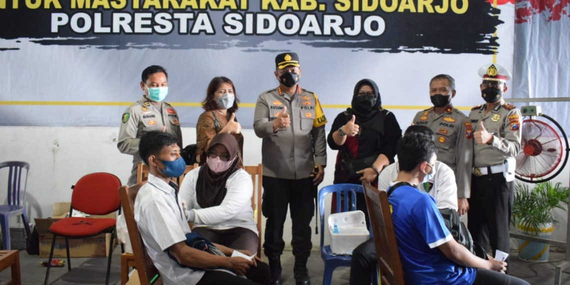 Kapolresta Sidoarjo Pantau Vaksinasi Booster Ribuan Buruh