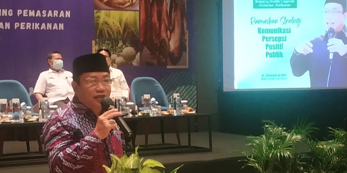 Narasumber Seminar, Ketua DPRD H Usman Paparkan Strategi Branding Produk Lokal