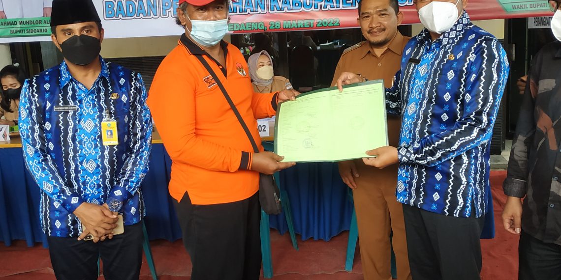 Wabup Subandi Serahkan 600 Sertifikat Tanah PTSL Desa Medaeng Waru