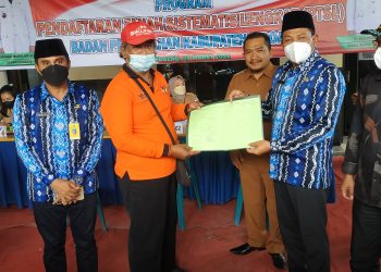 Wabup Subandi Serahkan 600 Sertifikat Tanah PTSL Desa Medaeng Waru