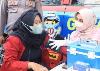 Usai Demo, Mahasiswa Disuntik Vaksin Booster dari Polresta Sidoarjo