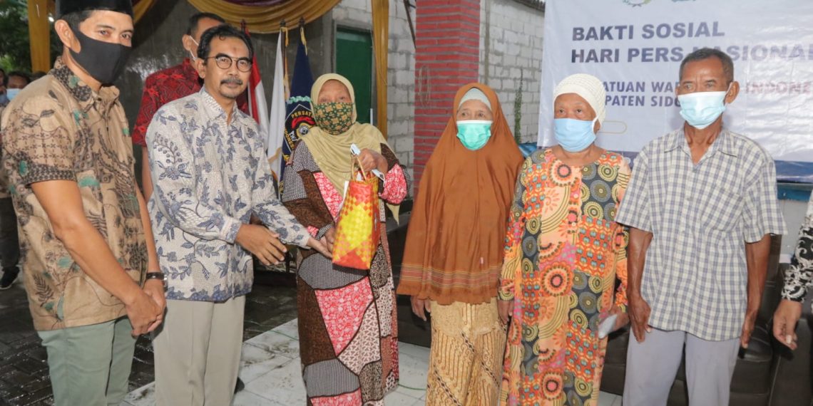 PWI Sidoarjo Bagikan Ratusan Paket Sembako Warga Tiga Desa di Balongbendo