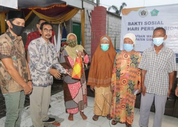 PWI Sidoarjo Bagikan Ratusan Paket Sembako Warga Tiga Desa di Balongbendo