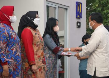 Menhan Prabowo Serahkan Kunci dan Sertifikat Rumah Ahli Waris KRI Nanggala 402