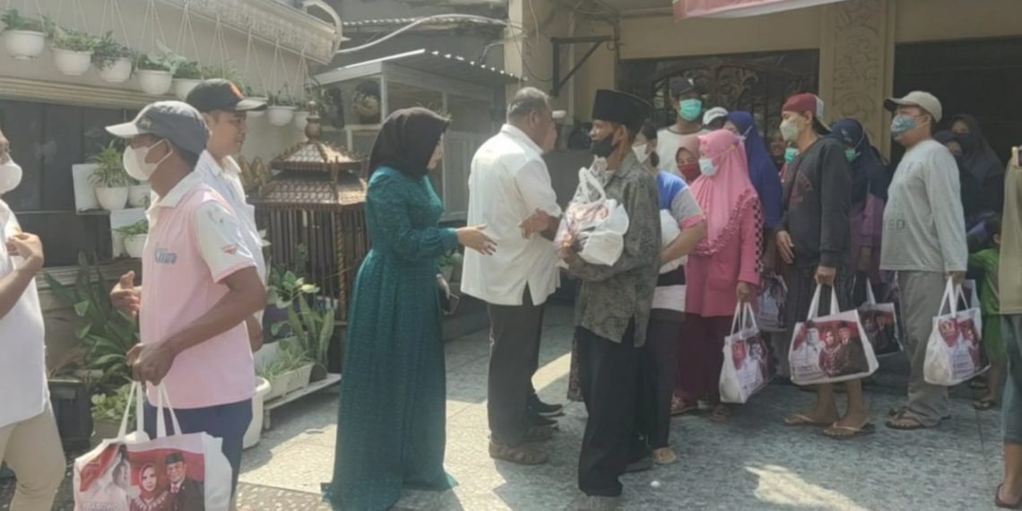 Anggota DPR RI Rahmat Muhajirin dan Istri Hj Mimik Idayana Bagikan 10 Ribu Paket Sembako Warga Surabaya dan Sidoarjo