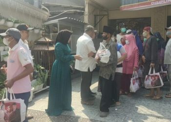 Anggota DPR RI Rahmat Muhajirin dan Istri Hj Mimik Idayana Bagikan 10 Ribu Paket Sembako Warga Surabaya dan Sidoarjo