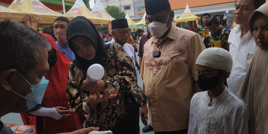 Pasutri Anggota Dewan Buka Bazar Murah Desa Tropodo