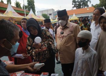 Pasutri Anggota Dewan Buka Bazar Murah Desa Tropodo