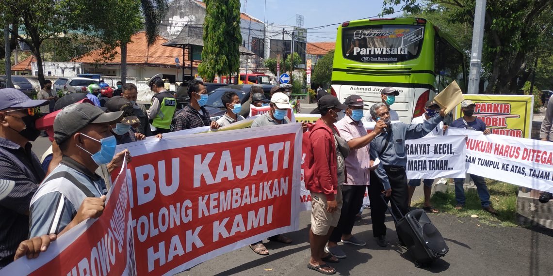 Warga Tambakoso Demo Kejari Sidoarjo Tuntut Penyerahan Tiga Sertifikat Tanah