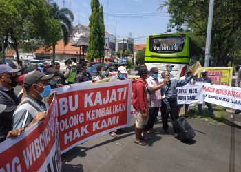 Warga Tambakoso Demo Kejari Sidoarjo Tuntut Penyerahan Tiga Sertifikat Tanah