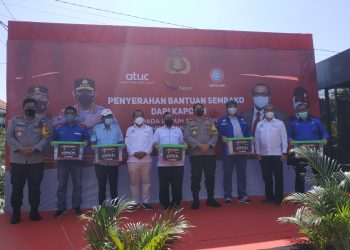 Wakapolda Serahkan Bantuan Sembako ke 1.500 Buruh Jatim