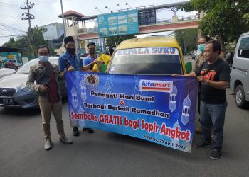 PWI Sidoarjo Gandeng Alfamart Bagi Sembako ke Sopir Angkot