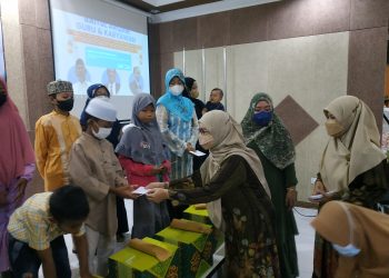 PD Aisyiyah Sidoarjo Bagikan Bingkisan Lebaran 200 ODHA