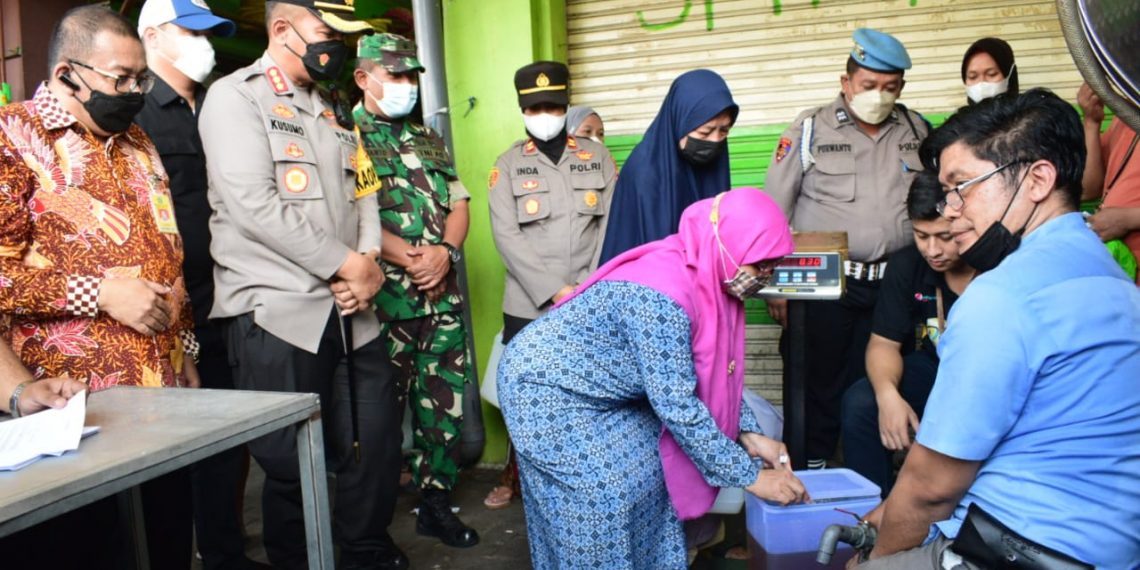 Satgas Pangan Sidoarjo Gelar Operasi Pasar Minyak Goreng