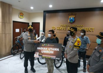 Kapolresta Sidoarjo Serahkan Hadiah Umroh dan Sepeda MTB Gebyar Vaksinasi Ramadan