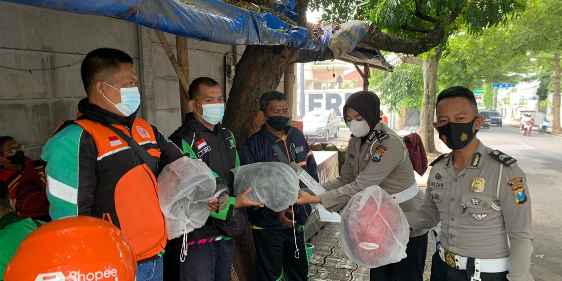 Jelang Operasi Patuh Semeru 2022, Satlantas Polres Batu Bagi Helm Gratis
