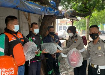 Jelang Operasi Patuh Semeru 2022, Satlantas Polres Batu Bagi Helm Gratis