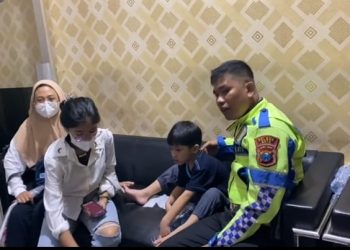Anak Hilang, Satlantas Polres Batu Respon Cepat Temukan Keluarganya