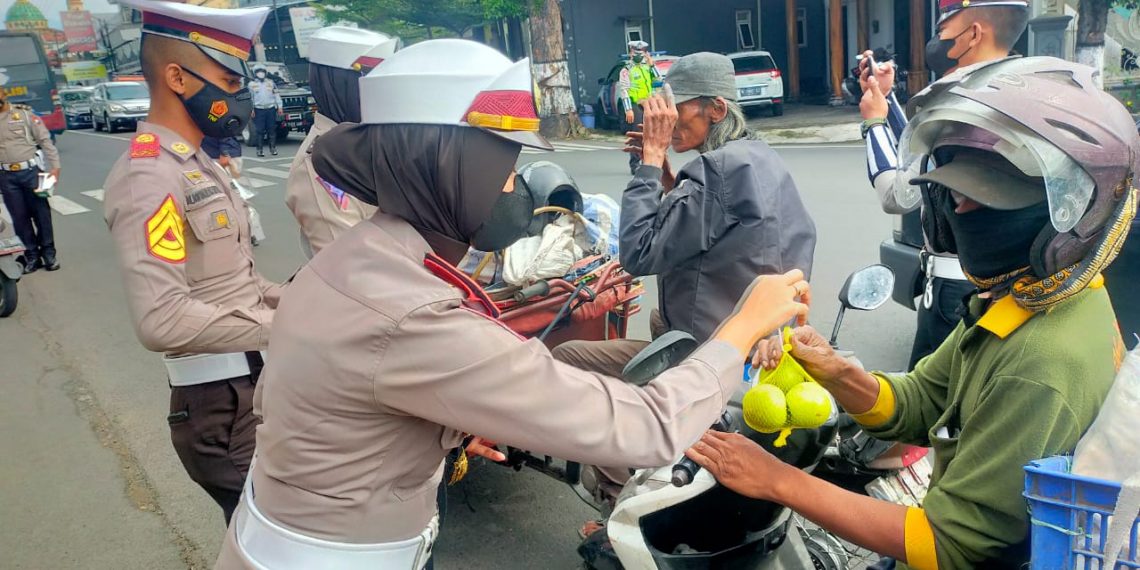 Polres Batu Gelar Operasi Patuh Semeru 2022 Doorprize Helm dan Buah Apel