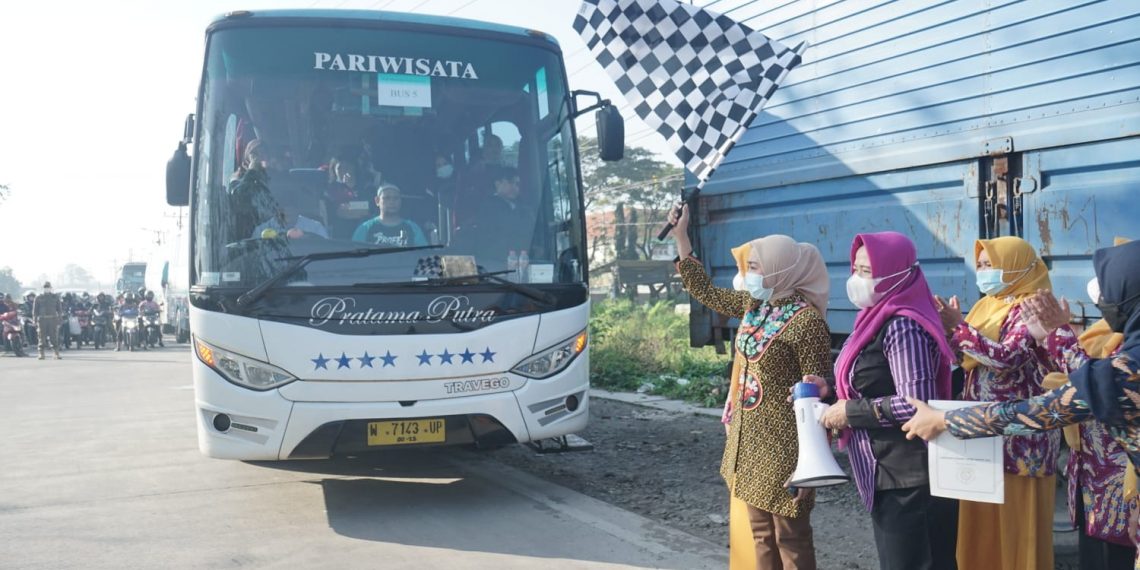 Istri Wabup Subandi Berangkatkan Pengenalan Lingkungan SLB Gedangan
