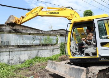 Naik Eskavator Bupati Gus Muhdlor Bongkar 40 Bangunan Terpapras Proyek FR
