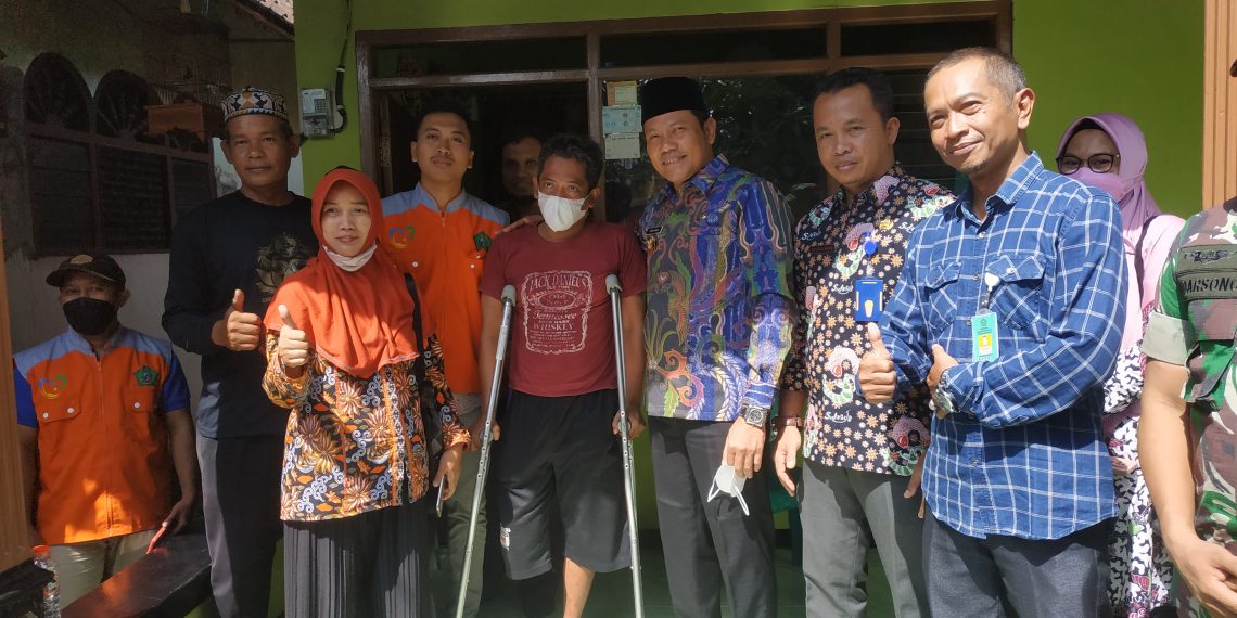 Wabup Subandi Beri Bantuan Kaki Palsu Kepada Pemuda Kedungboto Porong