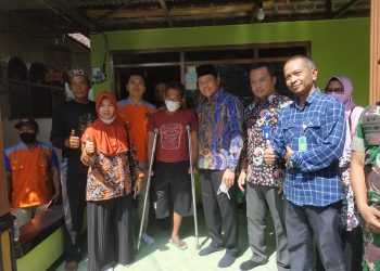 Wabup Subandi Beri Bantuan Kaki Palsu Kepada Pemuda Kedungboto Porong