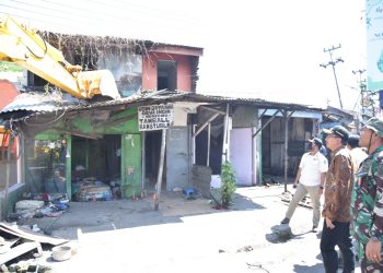 Bupati Gus Muhdlor Pimpin Pembongkaran Puluhan Bangunan Pertigaan Bangah Aloha