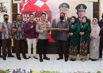 Peringati Hari Bhakti Adhyaksa ke – 62, Kapolres Batu Memberi Kejutan Kejari