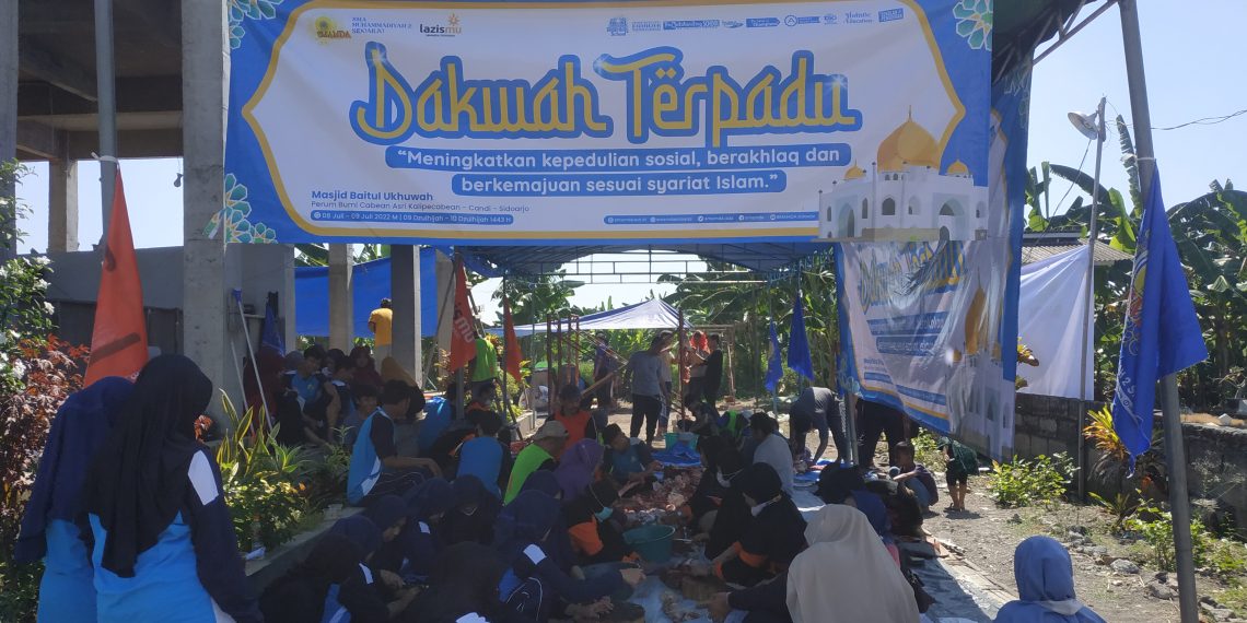 Smamda Sidoarjo Kurban Sapi di Perumahan Pedesaan, Siswa Dilibatkan Bagikan Daging ke Warga