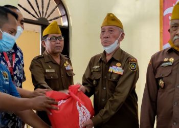 Peringati HUT RI ke-77, PWI Sidoarjo Dan Alfamart Gelar Baksos Untuk Veteran