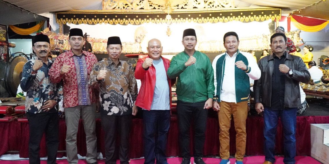Bupati Gus Muhdlor Nonton Wayang Kulit Bareng Warga Desa Kemangsen Balongbendo