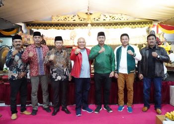 Bupati Gus Muhdlor Nonton Wayang Kulit Bareng Warga Desa Kemangsen Balongbendo