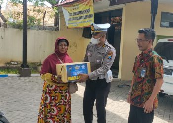 Jelang HUT Lantas Ke-67, Satlantas Polres Sampang Bagikan Bansos