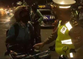 Dikira Razia, Eh Ternyata Polisi Sidoarjo Bagikan BBM Gratis